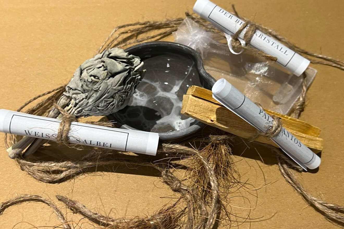 Produktbild von Rauhnächte Workbook & Ratgeber: In 12 Nächten Zu Klarheit, Leichtigkeit & Neubeginn | Dein 2-in-1 Begleiter – Mit Ritualen, Reflexionen & Impulsen, ... | Inkl. Playlist & Affirmationskarten : Sundari, Alma